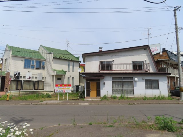 北見市山下町２丁目３番９号　中古売家の前面道路含む現地写真|前面道路は南西側の北見市市道道路名：西5丁目道路で幅員は10.9ｍあります。

