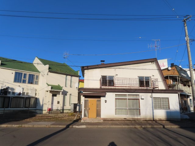 【前面道路含む現地写真】 | 北見市山下町２丁目３番９号　中古売家 | 前面道路は南西側の北見市市道道路名：西5丁目道路で幅員は10.9ｍあります。
