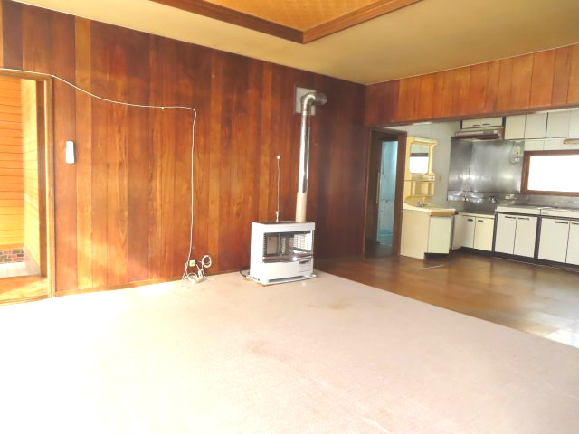 【居間・リビング】 | 北見市山下町２丁目３番９号　中古売家 | 和室（南東）側から見たリビングです。