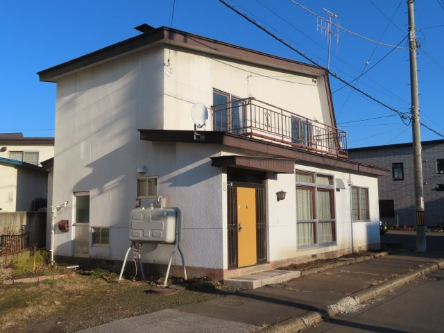 【外観】 | 北見市山下町２丁目３番９号　中古売家 | 価格には消費税を含みます。弊社が売主なので仲介手数料は掛かりません。