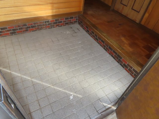 【玄関】 | 北見市山下町２丁目３番９号　中古売家 | 玄関はやや広めの靴置場になっています。