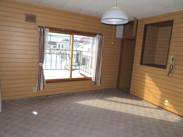 【洋室】 | 北見市山下町２丁目３番９号　中古売家 | 東側2階8帖洋室です。