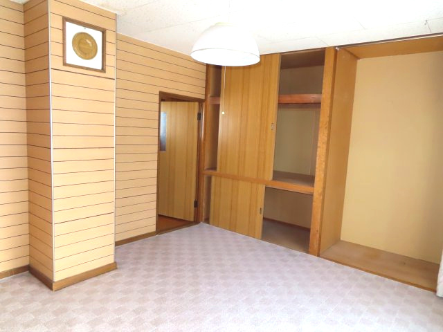 【洋室】 | 北見市山下町２丁目３番９号　中古売家 | 東側2階8帖洋室の別アングルです。
