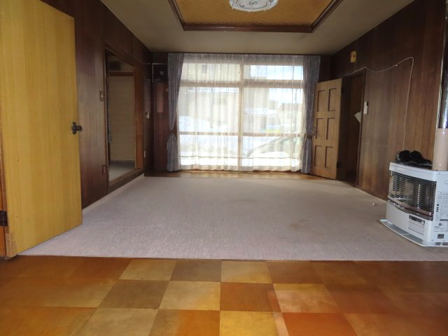 北見市山下町２丁目３番９号　中古売家の居間・リビング|キッチン側から見た18帖のリビングになります。
