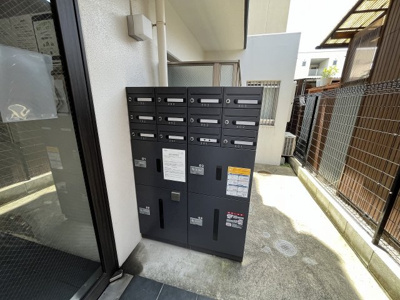 【その他共用部分】 | モノトーン淡路 | 宅配ボックスの最大のメリットは不在時に荷物を受け取れる事です