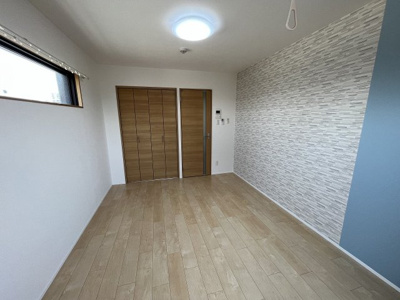 【寝室】 | モノトーン淡路 | 広くて明るい寝室