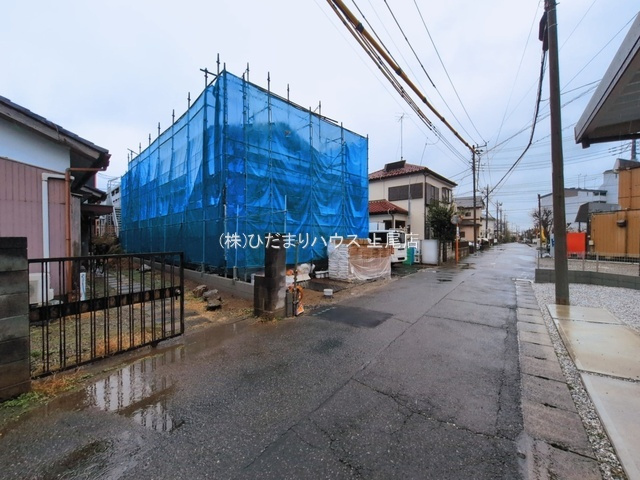 鴻巣市宮前9期　新築平屋戸建　リガーレ01の前面道路含む現地写真