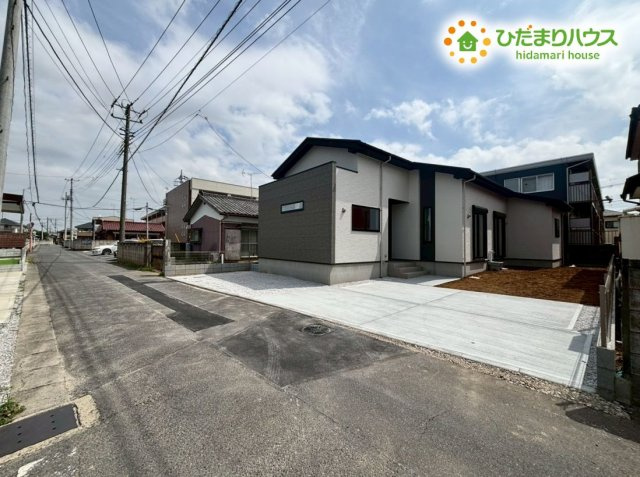 鴻巣市宮前9期　新築平屋戸建　リガーレ01の前面道路含む現地写真