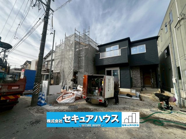 【同施工物件ご案内可能】みよし市莇生町　全1棟の外観|■現地外観写真
駐車並列2台可能！オプション工事でカーポート設置などいかがでしょうか。その他にも、フェンスなどの「オプション工事」もご提案いたします♪