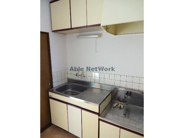 アークヒルズフクモトNO.1Ａのキッチン|吊り収納付きキッチン！