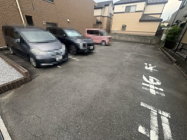 リーベ西原の駐車場