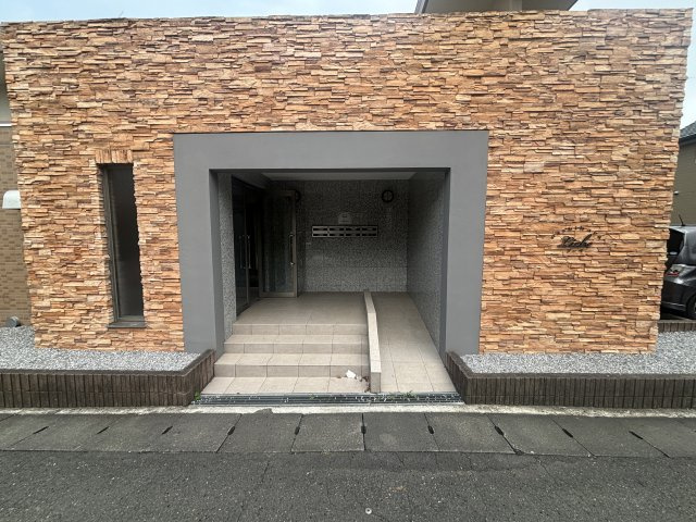 リーベ西原のエントランス|毎日通るエントランスはこのようになっています