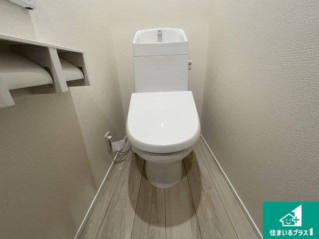 京都市伏見区久我森の宮町　第1期　新築一戸建てのトイレ|1・2階の2ヶ所にあるので、朝の忙しい時間の順番待ちもなく、深夜の利用にも大変便利です。
