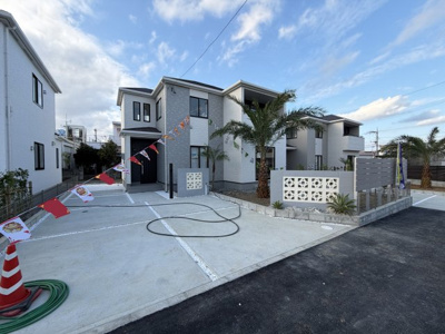 【外観】 | うるま市与那城（全3棟）B号棟 | B号棟　駐車4台＋植栽付きのお庭♪