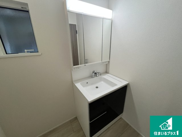 京都市伏見区久我森の宮町　第1期　新築一戸建ての独立洗面台|清潔感のある洗面台です。フラットな鏡は掃除がしやすく毎日清潔！鏡裏には収納があるのでスッキリとした洗面台が保てます。