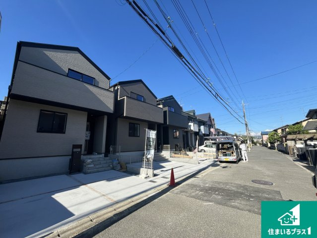 京都市伏見区久我森の宮町　第1期　新築一戸建ての前面道路含む現地写真|周辺は閑静な住宅街！前面道路広々で車の出し入れも便利です。駐車が苦手な方でも安心して車庫入れできます！