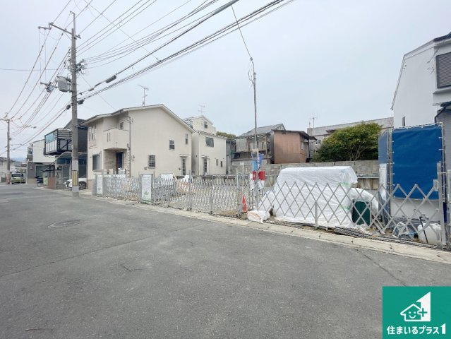 京都市伏見区久我森の宮町　第1期　新築一戸建ての前面道路含む現地写真|周辺は落ち着いた街並みの住宅地！子育てがしやすい住環境です！まだ未完成ですが、現地でしかわからない事もございます。是非一度ご覧ください。
