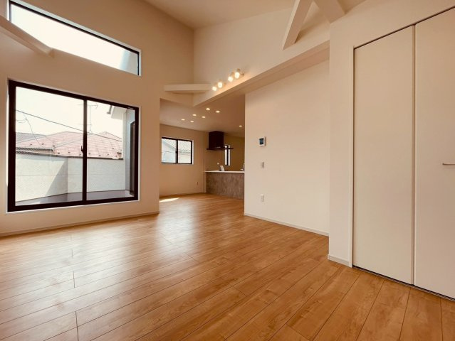 【居間・リビング】 | 西東京市南町４丁目　新築戸建て | 明るく開放感のある、家族が集まる心地よいLDKです