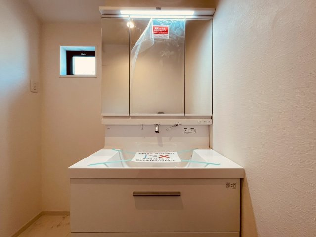 【独立洗面台】 | 西東京市南町４丁目　新築戸建て | 広々とした洗面化粧台で、朝の身支度も快適に行えます