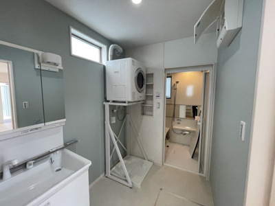 【洗面所】 | 恩納村名嘉真 | A棟　洗面室（シャワー付き洗面台・ガス衣類乾燥機・室内洗濯機置き場）