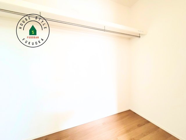 春日市白水ヶ丘2丁目第5-2棟（1号棟）の内観：施工例|洋服や大きな荷物が多い方や人数の多いご家族などは、一般的なクローゼットよりもウォークインクローゼットのほうが使い勝手が良いです。
