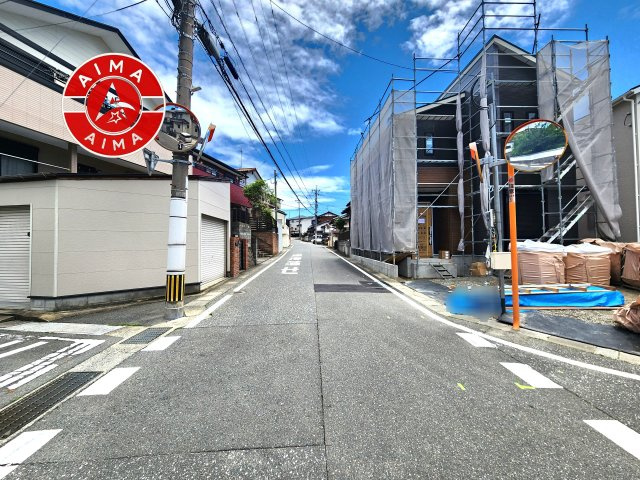 春日市白水ヶ丘2丁目第5-2棟（1号棟）の前面道路含む現地写真|前面道路は閑静な住宅地をはしる車通りの少ない道路。お車の出し入れが苦手なママや小さなお子様にも安心ですね。しっかり舗装もされているので、ベビーカーや自転車で通っても快適に通行できます。