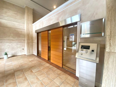 【エントランス】 | リバーガーデン三国ヶ丘けやき通り | 浴室に窓が付いているので、換気ができて湿気やカビ防止になりますよ♪