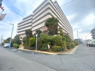 【外観】 | リバーガーデン三国ヶ丘けやき通り | 寒い日は特に助かる温水洗浄便座付きトイレです！上部戸棚がございますので、トイレットペーパーなどの置き場所に困らないですね！