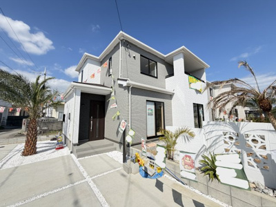 【外観】 | うるま市与那城（全3棟）ラストA号棟 | A号棟　ヤシの木がリゾート感を演出♪