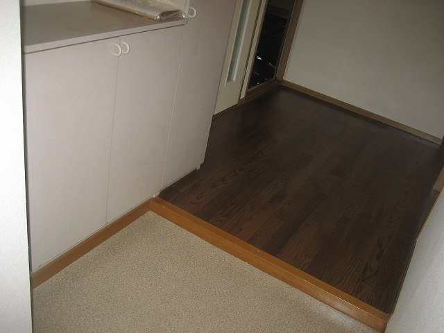 メゾン．ド．ＡＺの玄関|収納もある玄関です