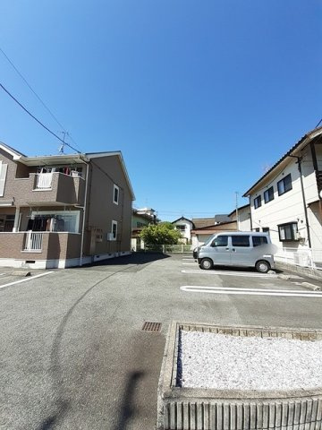 プレーヌ　ミヤモトの駐車場|駐車場があるので、車を買う予定の方も安心です