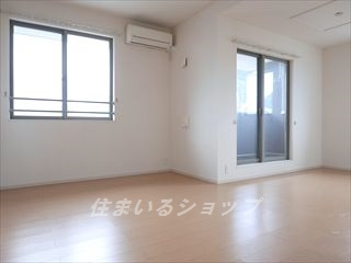 広島市安佐北区可部東１丁目のアパートの居間・リビング|窓が多く陽当たり良好・エアコン付き