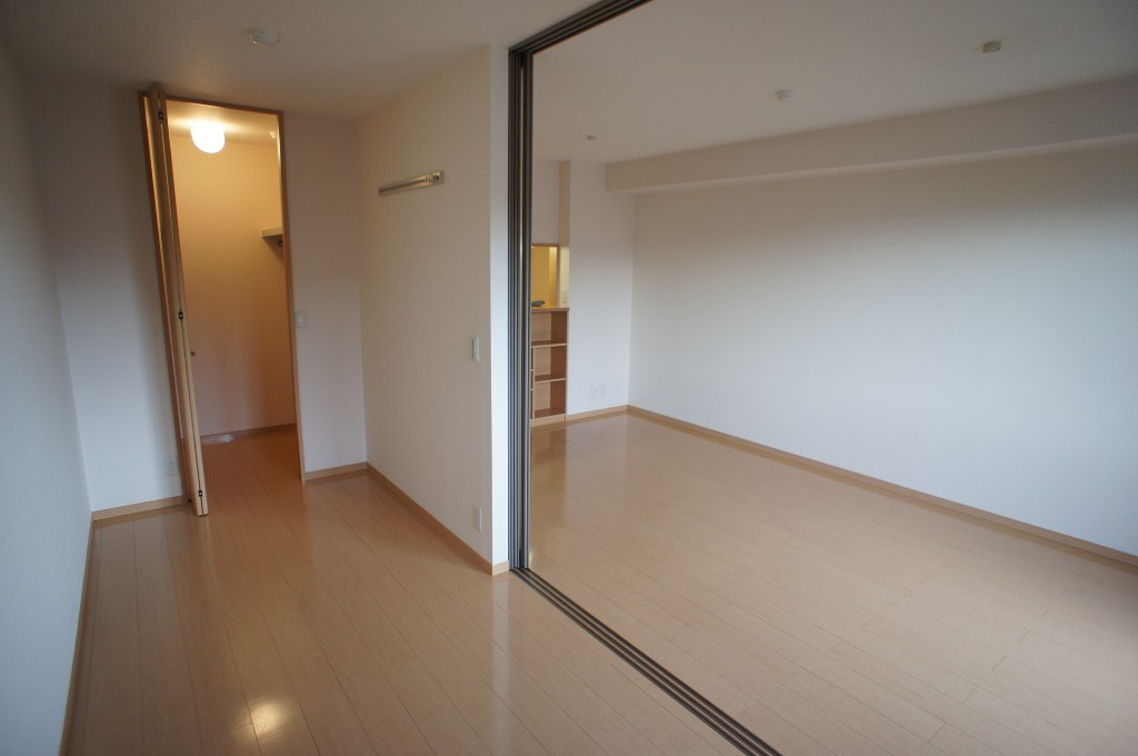 コム　アニモの洋室