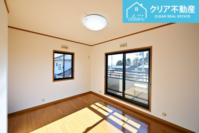 【洋室】 | 太田市新田市野井町　中古住宅 | 2面採光の洋室は日当たりがよくあったか♪