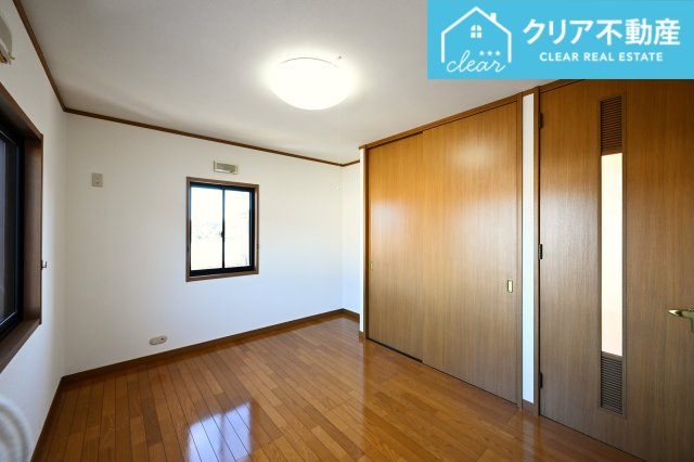 【洋室】 | 太田市新田市野井町　中古住宅 | 寛ぎの時間を紡ぎだす主寝室。大型ベッドを置いても余裕です。