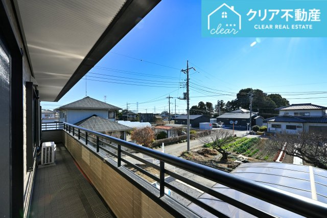 【バルコニー】 | 太田市新田市野井町　中古住宅 | 屋根付きワイドバルコニーなので、急な雨の時も安心♪竿受けも設置済み！