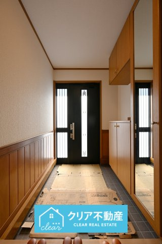 【玄関】 | 太田市新田市野井町　中古住宅 | 大型のシューズボックスがあるので、家族全員の靴をしっかり収納！玄関スッキリ！