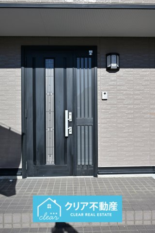 【玄関】 | 太田市新田市野井町　中古住宅 | 玄関はディンプルキー＆ダブルロックドア採用で防犯対策もバッチリです！