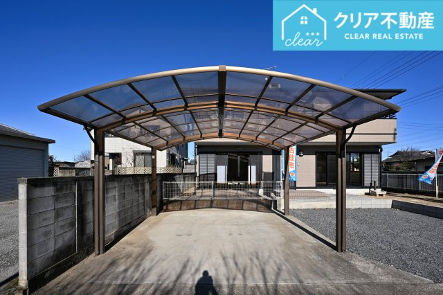 【駐車場】 | 太田市新田市野井町　中古住宅 | 並列３台駐車可能なゆとりの駐車場は、2台分のカーポートがあり愛車を守ってくれます♪