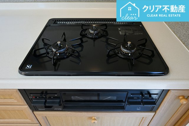 【設備】 | 太田市新田市野井町　中古住宅 | 三口コンロで家事効率アップ！