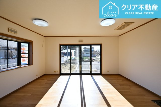 【居間・リビング】 | 太田市新田市野井町　中古住宅 | 日当たりがよく広いリビングは家族が自然と集まる居心地の良い空間です♪