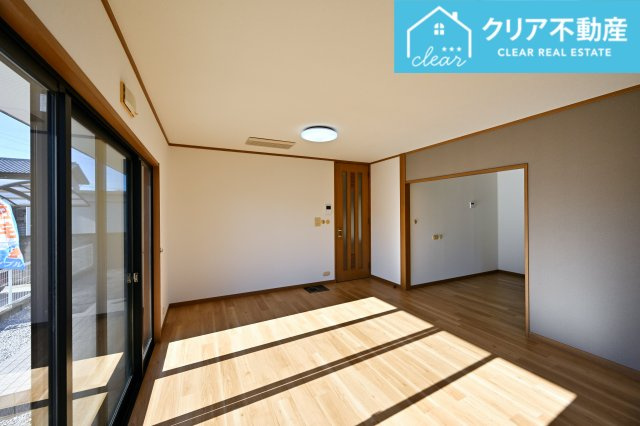 【居間・リビング】 | 太田市新田市野井町　中古住宅 | 大型ＴＶも余裕で置けちゃう！ワイドなリビングで家族団らんの時間も増えそうですね♪