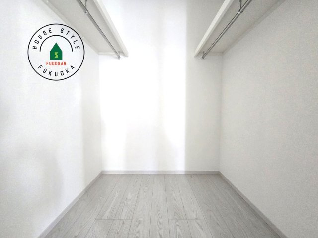 春日市白水ヶ丘2丁目第5-2棟（2号棟）の内観：施工例|洋服や大きな荷物が多い方や人数の多いご家族などは、一般的なクローゼットよりもウォークインクローゼットのほうが使い勝手が良いです。
