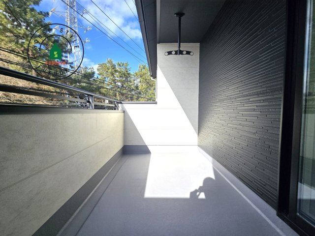 春日市白水ヶ丘2丁目第5-2棟（2号棟）の外観：施工例|風をしっかりと感じられるバルコニーでは、毎日が洗濯日和です。広々としているので洗濯も楽しくなるでしょうし、気分転換にバルコニーからの眺めを楽しむのもいいでしょう。