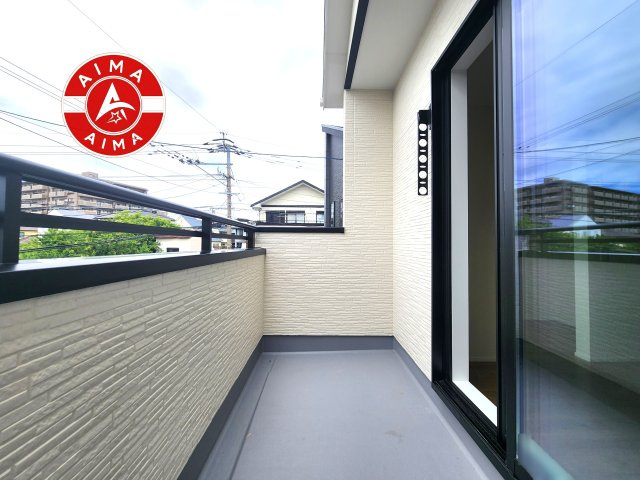 春日市白水ヶ丘2丁目第5-2棟（2号棟）のバルコニー|風をしっかりと感じられるバルコニーでは、毎日が洗濯日和です。広々としているので洗濯も楽しくなるでしょうし、気分転換にバルコニーからの眺めを楽しむのもいいでしょう。