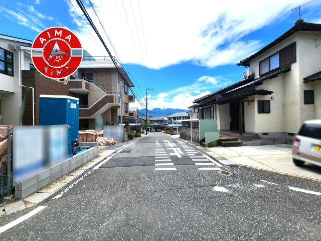 春日市白水ヶ丘2丁目第5-2棟（2号棟）の前面道路含む現地写真|前面道路は閑静な住宅地をはしる車通りの少ない道路。お車の出し入れが苦手なママや小さなお子様にも安心ですね。しっかり舗装もされているので、ベビーカーや自転車で通っても快適に通行できます。