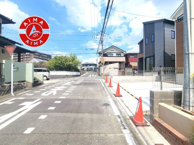 春日市白水ヶ丘2丁目第5-2棟（2号棟）の前面道路含む現地写真|前面道路は閑静な住宅地をはしる車通りの少ない道路。お車の出し入れが苦手なママや小さなお子様にも安心ですね。しっかり舗装もされているので、ベビーカーや自転車で通っても快適に通行できます。