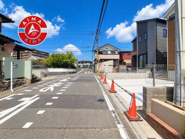 春日市白水ヶ丘2丁目第5-2棟（2号棟）の前面道路含む現地写真|前面道路は閑静な住宅地をはしる車通りの少ない道路。お車の出し入れが苦手なママや小さなお子様にも安心ですね。しっかり舗装もされているので、ベビーカーや自転車で通っても快適に通行できます。