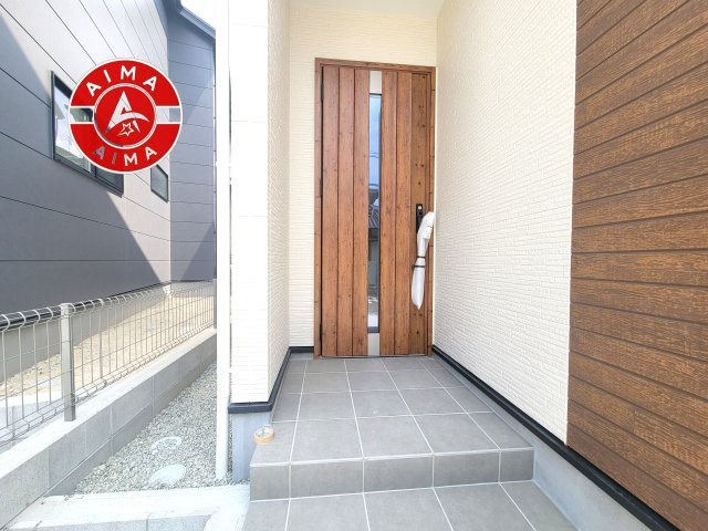 春日市白水ヶ丘2丁目第5-2棟（2号棟）の玄関|おでかけの時も帰った時も、「我が家」を最初に感じでもらえる素敵な空間に。