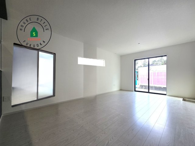 春日市白水ヶ丘2丁目第5-2棟（2号棟）の内観：施工例|ご家族を近くに感じられる対面キッチンのLDK。会話もはずみそうですね。